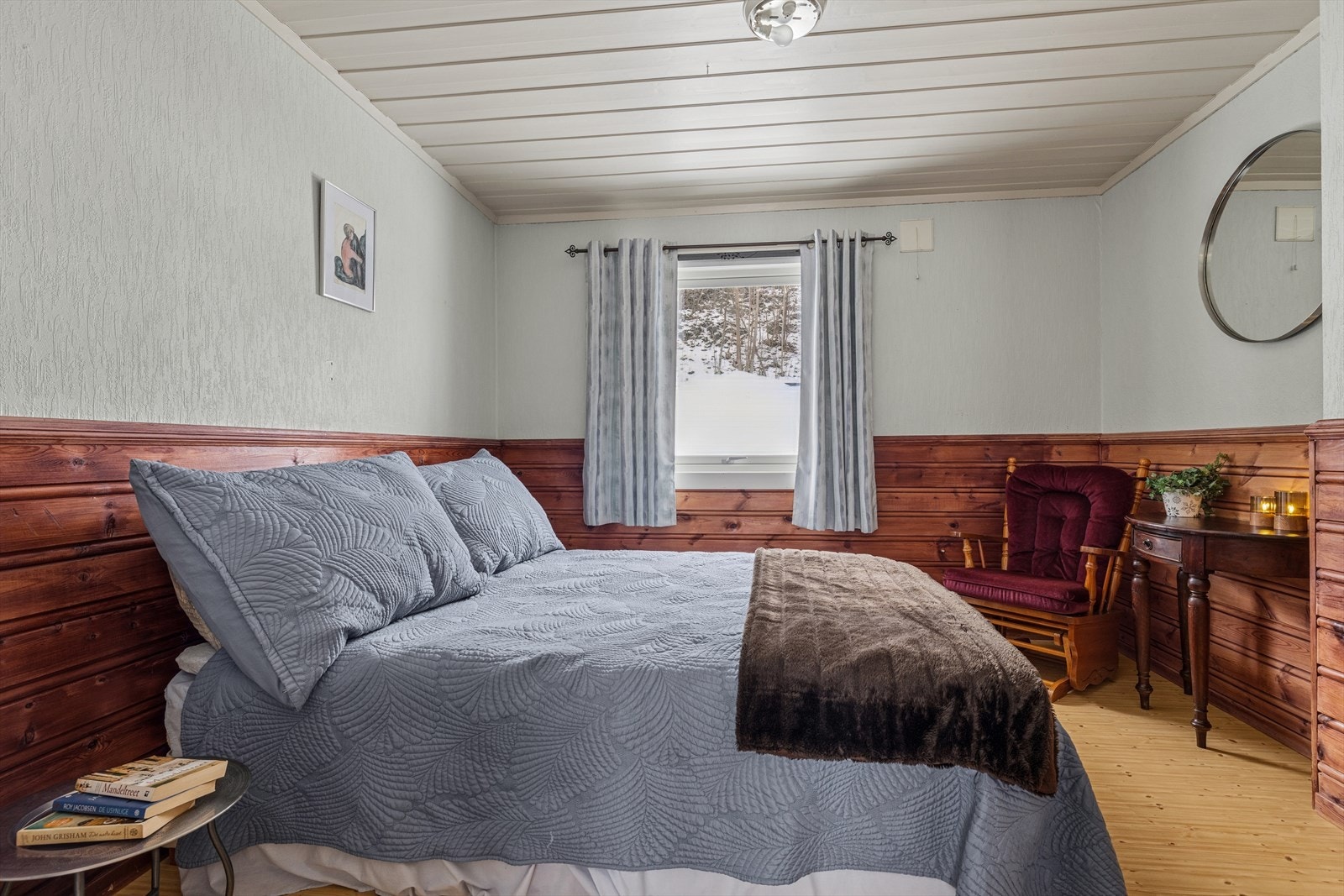 Etasjen har 1 soverom av god størrelse. Tilgang til lagringsloft. Galleribilde