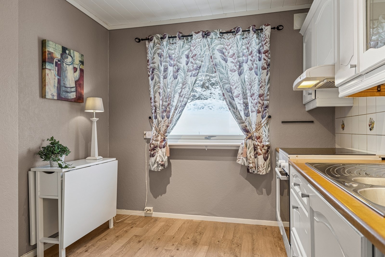 Plass til spisebord - Kjøkkenet er innredet slik at matlagingen forenes med sosialt samvær. Galleribilde