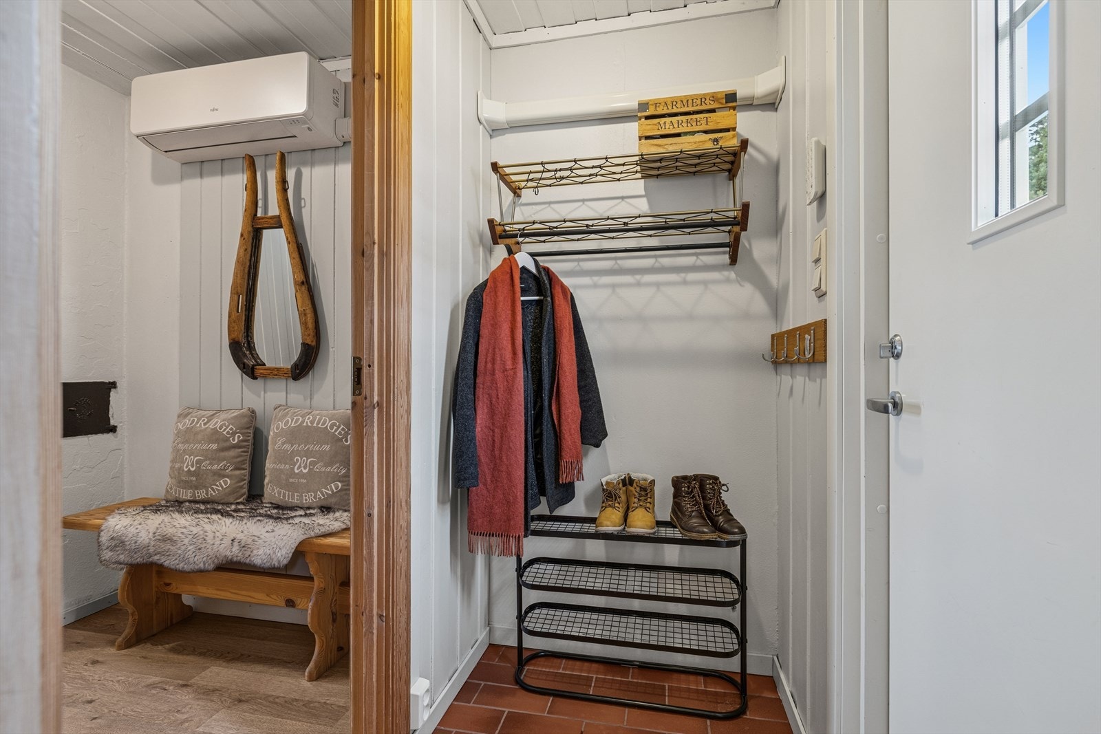 Varmepumpe (2021). Trivelig vindfang som ønsker deg velkommen inn, god plass til å henge fra seg ytterklær. Galleribilde