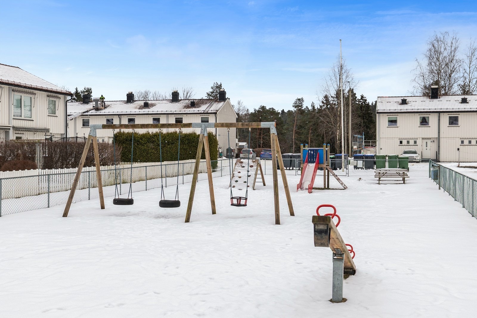 Tomten er felleseid av borettslaget som er pent opparbeidet med i all hovedsak asfalterte adkomstveier. Lekeplass for de yngste. Galleribilde