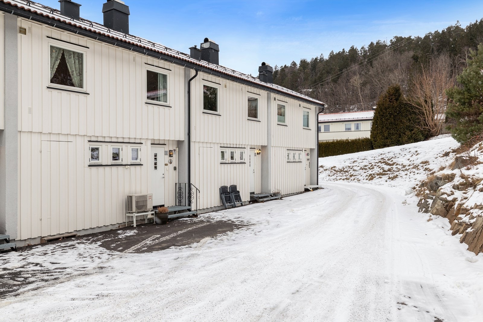 Her bor du solrikt og barnevennlig, med kort vei til Herøya, sentrum og nydelige turområder rett utenfor døren. Galleribilde