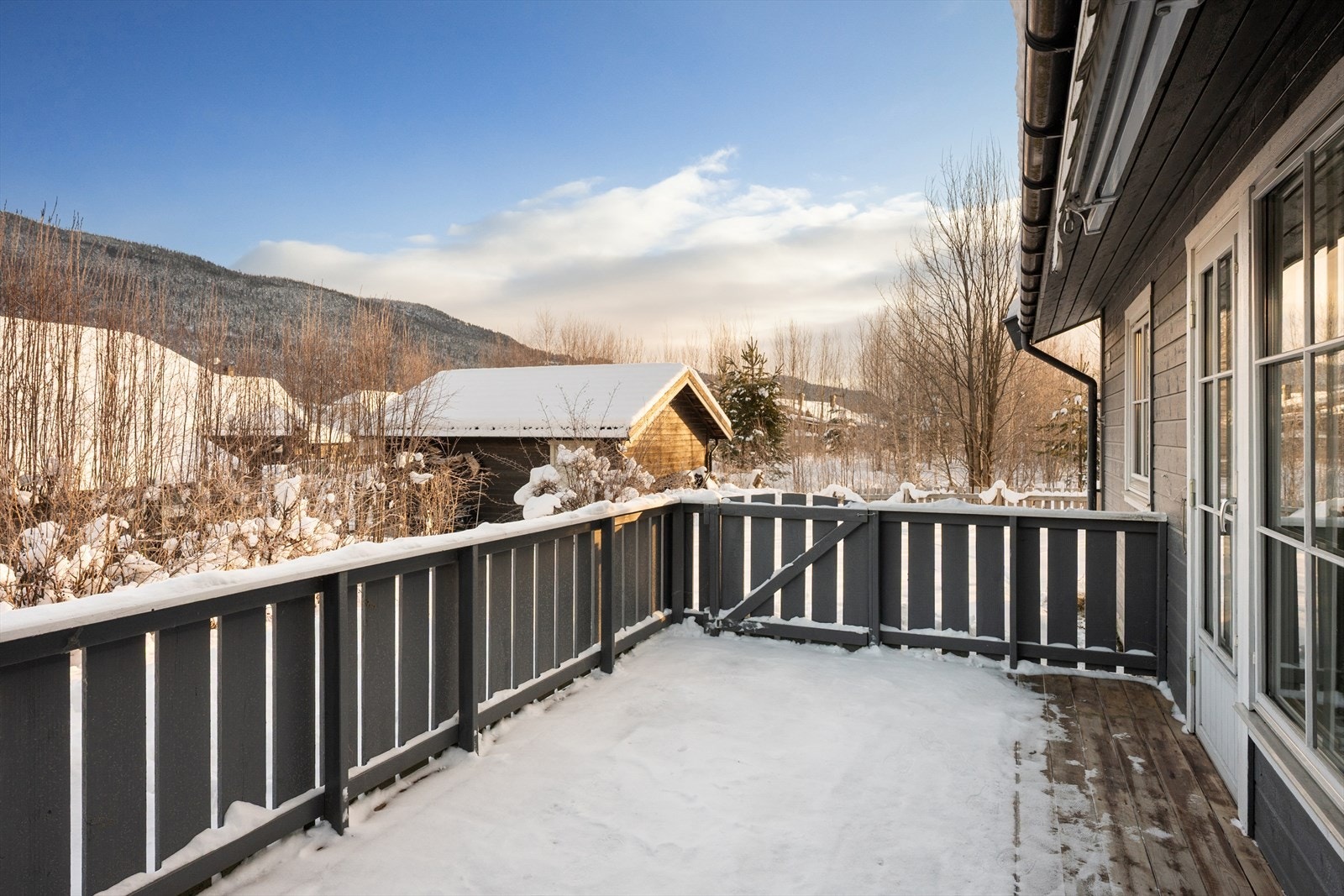 Utenfor stue/kjøkken er det tilgang til markterrasse. Galleribilde