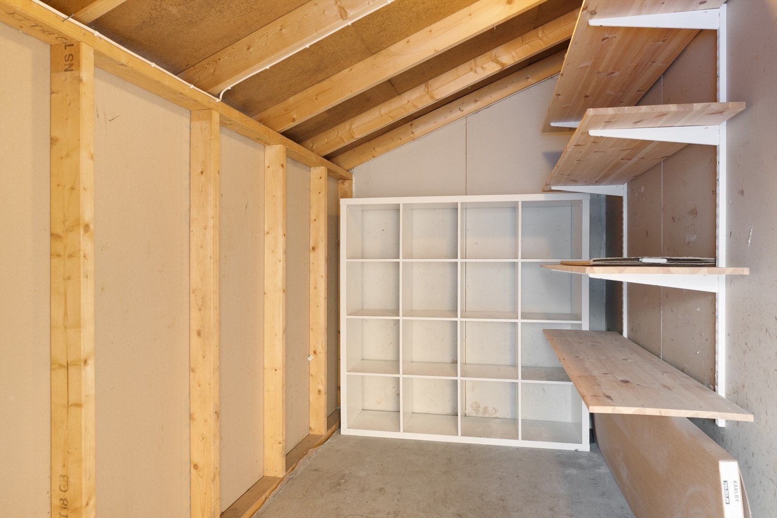 Den utvendige boden er på ca. 5 kvm og er praktisk plassert rett ved inngangspartiet. Galleribilde