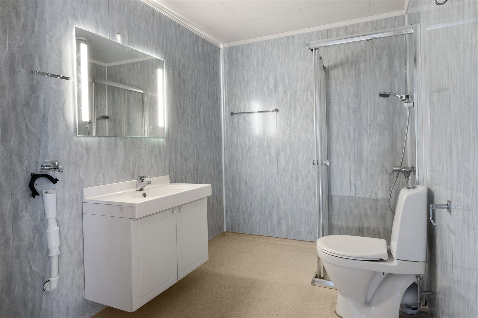 Badet har enkel standard med plater på vegg og gulvbelegg, og stråleovn som varmekilde. Galleribilde