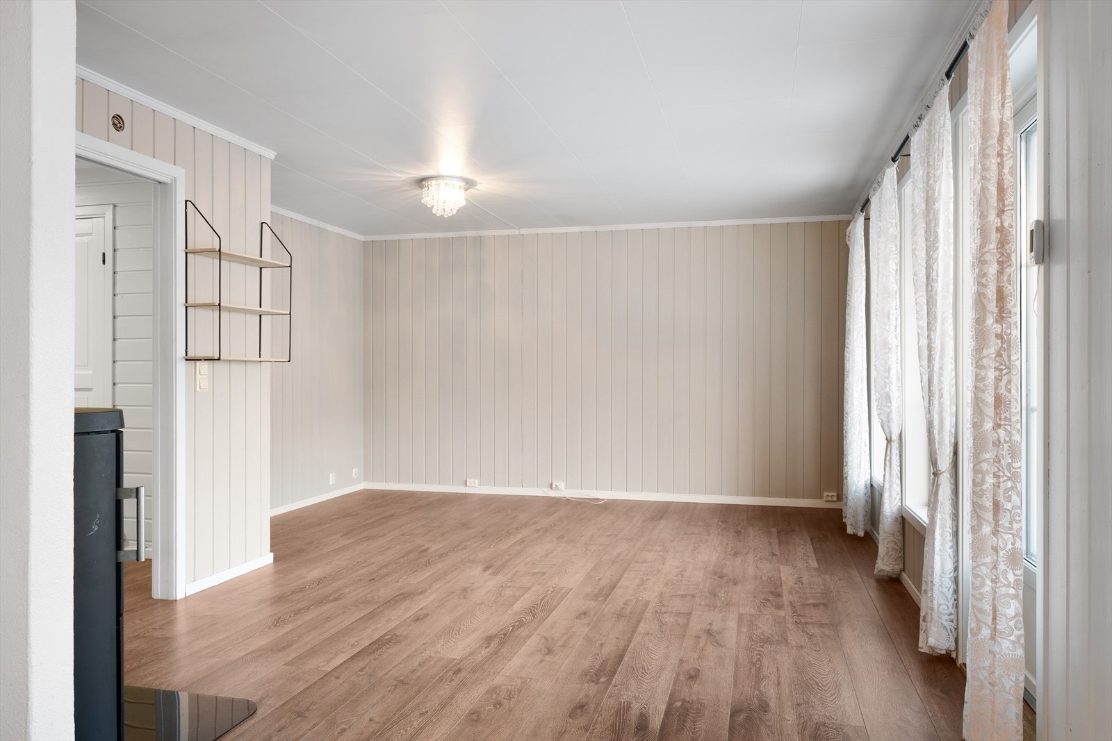 På gulv er det laminat. Galleribilde