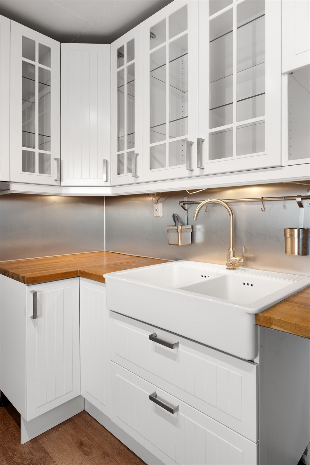 Vitrinedører gir kjøkkenet et innbydende preg. Galleribilde