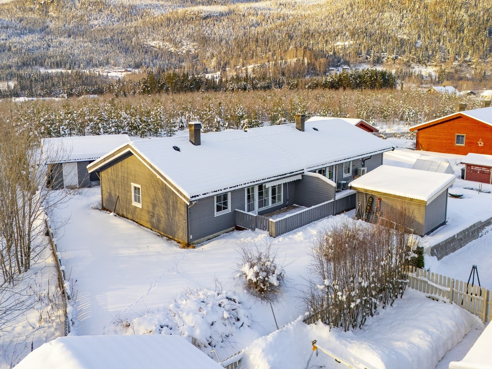 Eiendommen ligger usjenert til innerst i feltet, og grenser mot friområde. Galleribilde