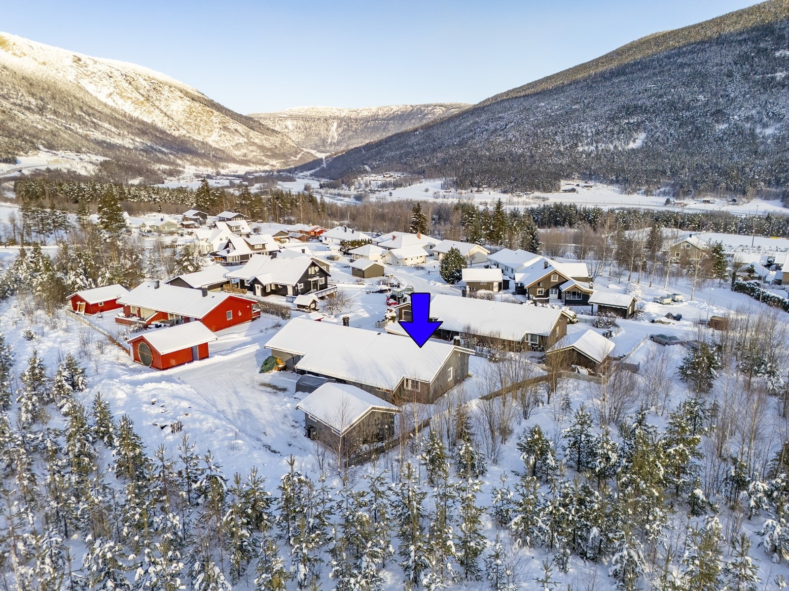 Kjerringdokka 13B ligger i et etablert boligområde i Sorperoa på Vinstra. Galleribilde