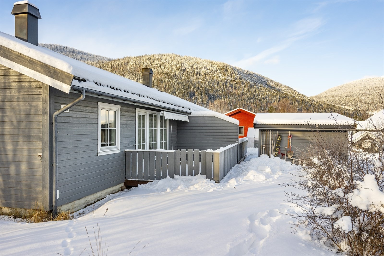 Fra terrassen er det direkte adkomst til hagen. Galleribilde