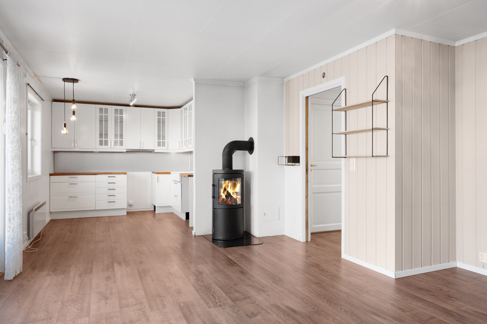 I motsatt ende av rommet ligger kjøkkenet. Galleribilde