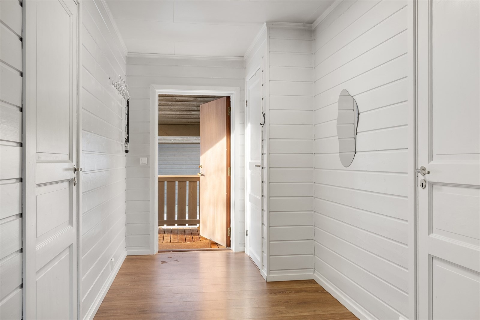 Entréen fremstår lys og romslig, med plass til sko, yttertøy og eventuelle entrémøbler. Galleribilde