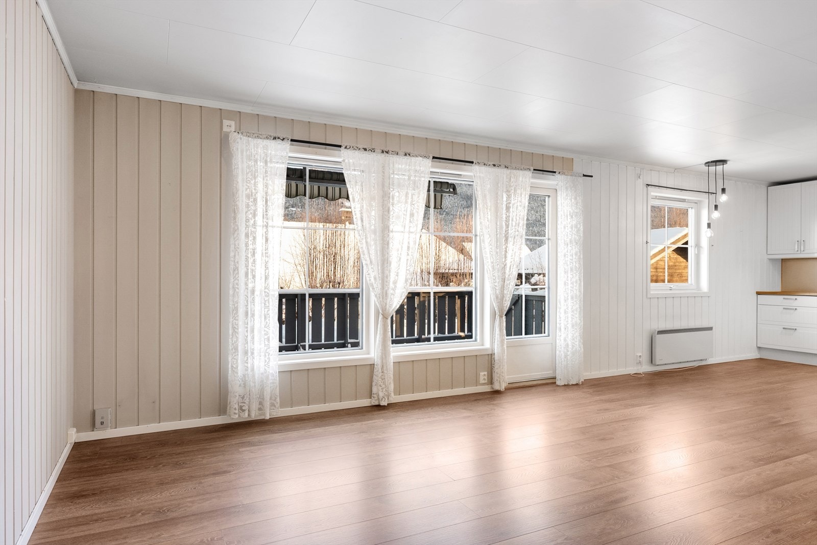 Stue og kjøkken ligger i åpen løsning. Galleribilde