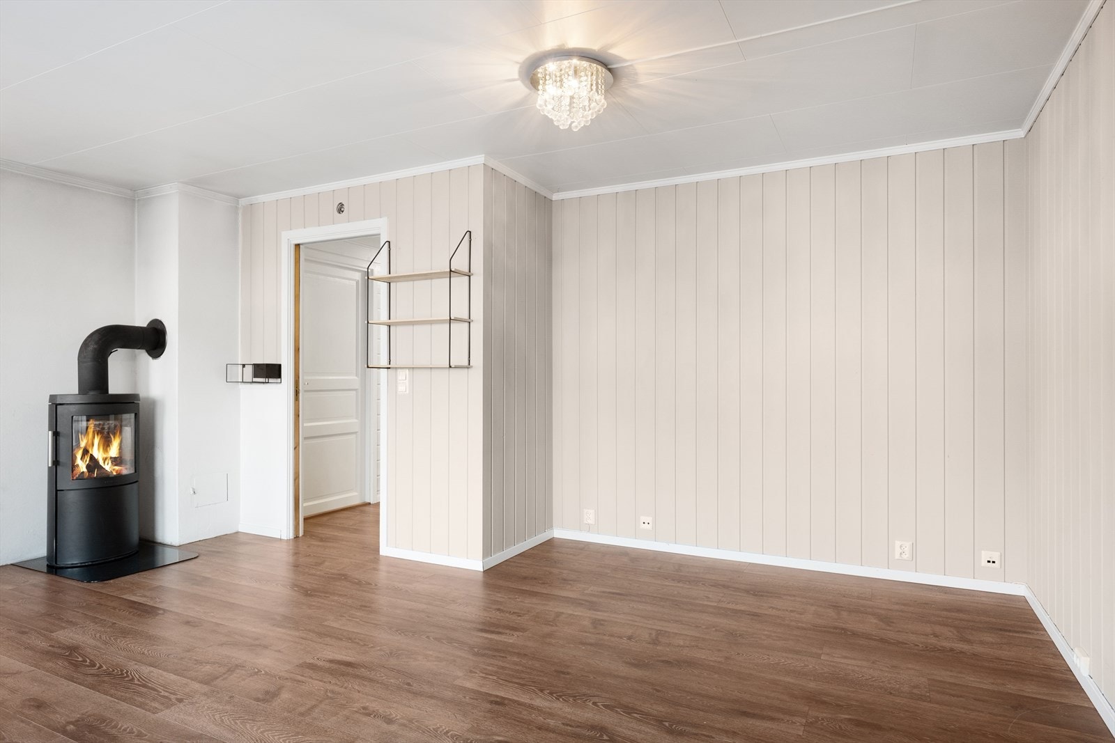 Peisovnen tilfører både god varme og en lun stemning til rommet. Galleribilde