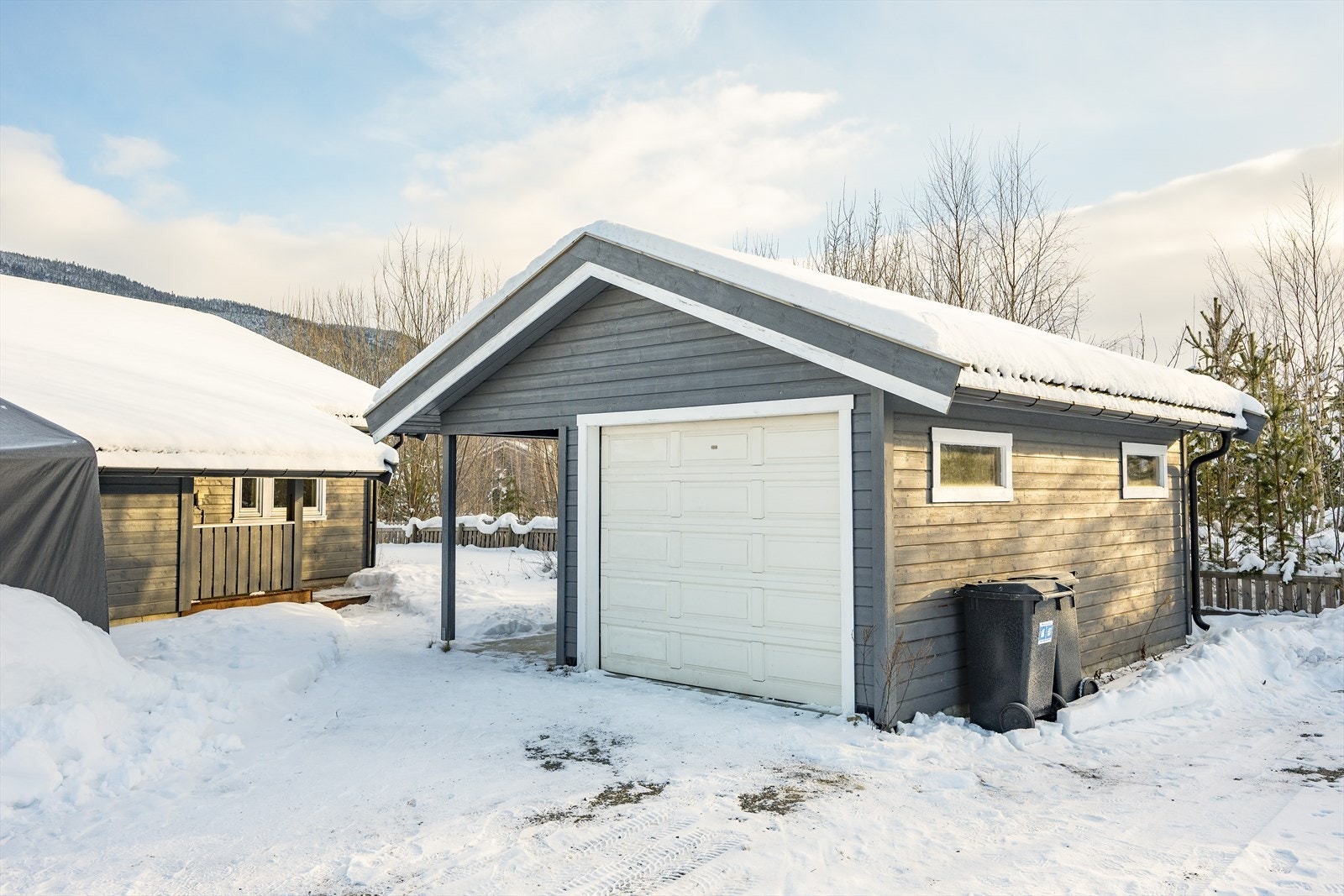 Parkering i garasje på ca 21 kvm. I tillegg biloppstillingsplass. Galleribilde