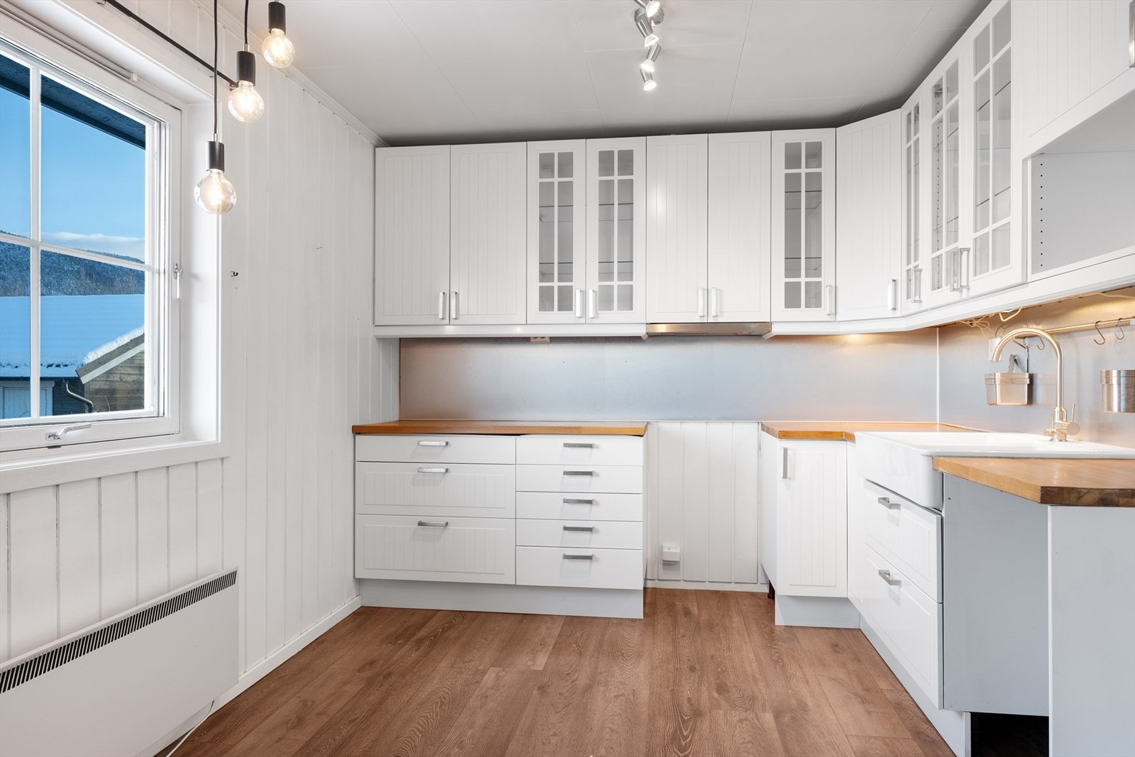 Det er godt med oppbevaringsplass i både skap og skuffer. Galleribilde