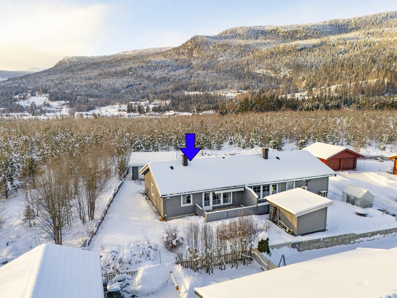 Boligen er del av en vertikaldelt tomannsbolig fra 1997. Galleribilde