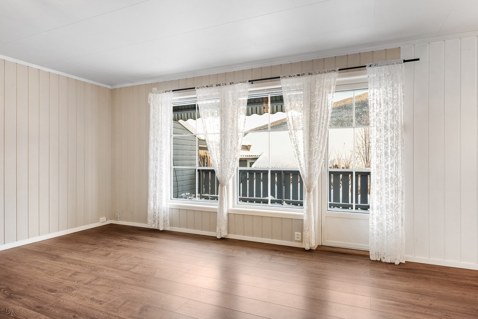 Rommet preges av lyse overflater og gode vindusflater som sørger for godt med naturlig lys. Galleribilde