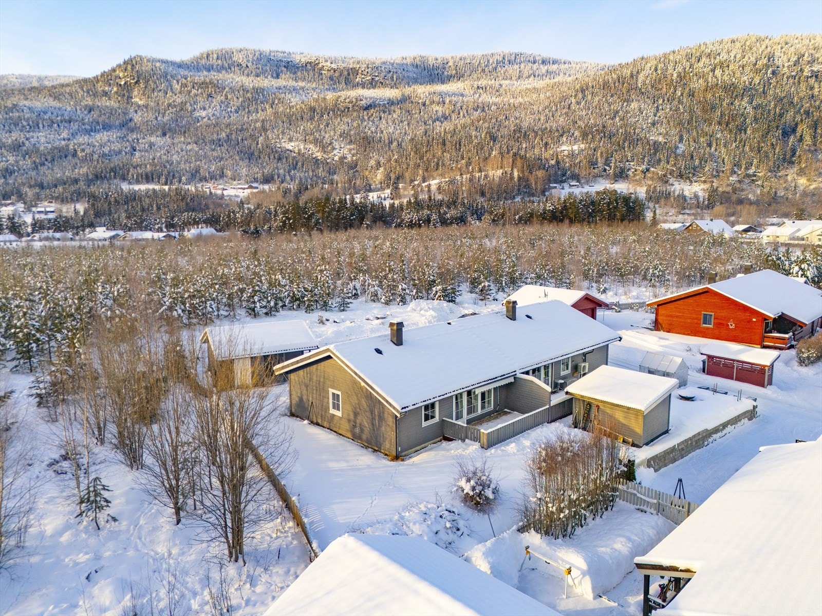 Her bor man i trygge omgivelser med kort avstand til både barnehage og skole, og ulike servicetilbud. Galleribilde