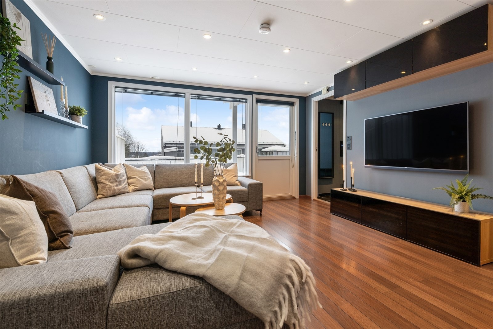 Stuen er romslig og byr på god plass til sofagruppe og tilhørende møblement etter ønske. Galleribilde