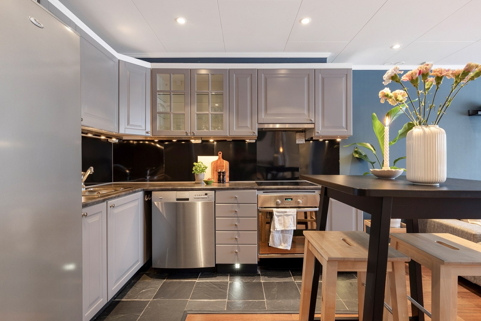 Kjøkkeninnredningen har profilerte fronter og inkluderer benkeskap og overskap for praktisk oppbevaring. Galleribilde