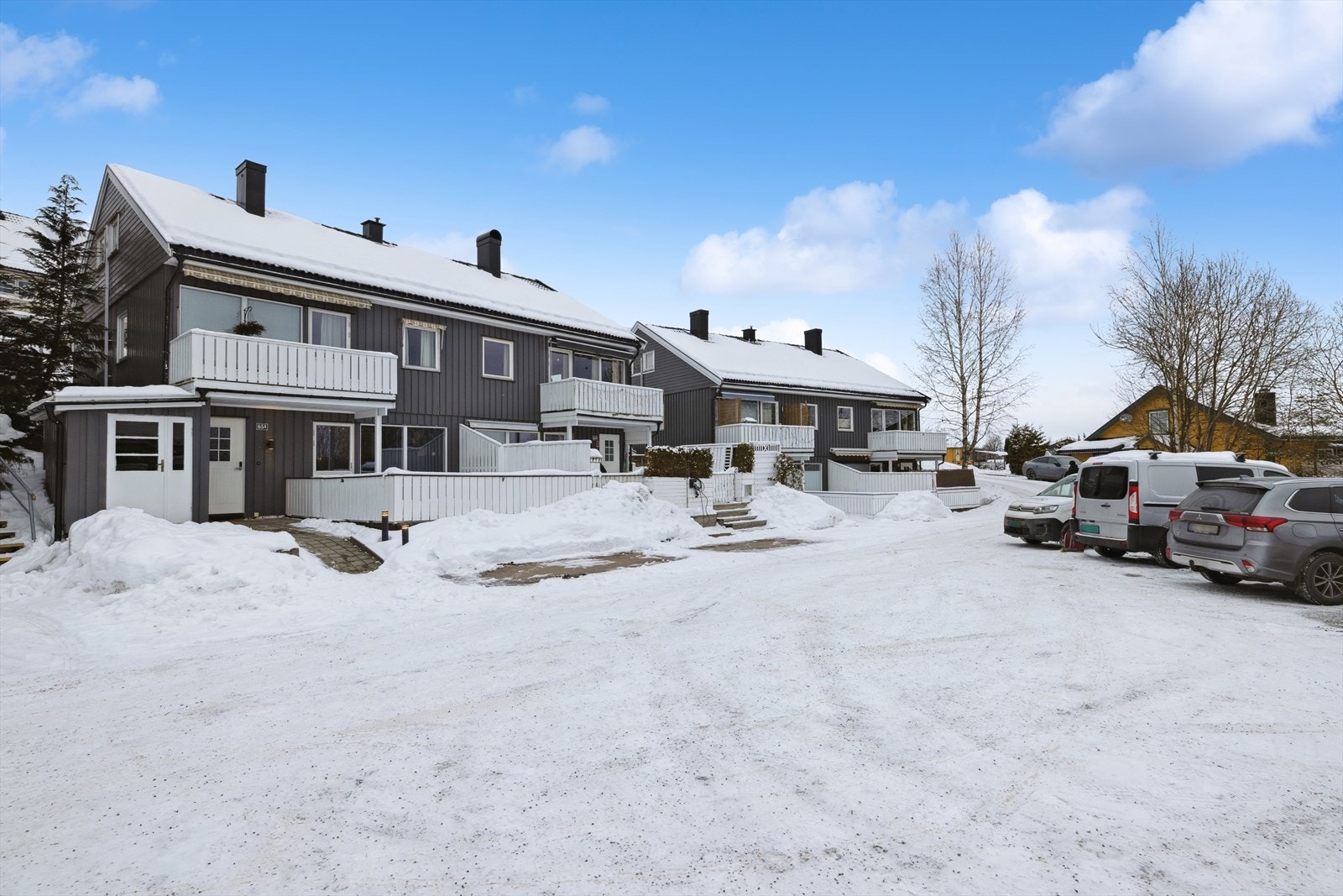 Leiligheten ligger fint til på Flateby med kort vei til flere lekeplasser, Flateby Senter, Streifinn og klubbhus, samt Viota med kunstgressbane og Flatebyhallen. Galleribilde