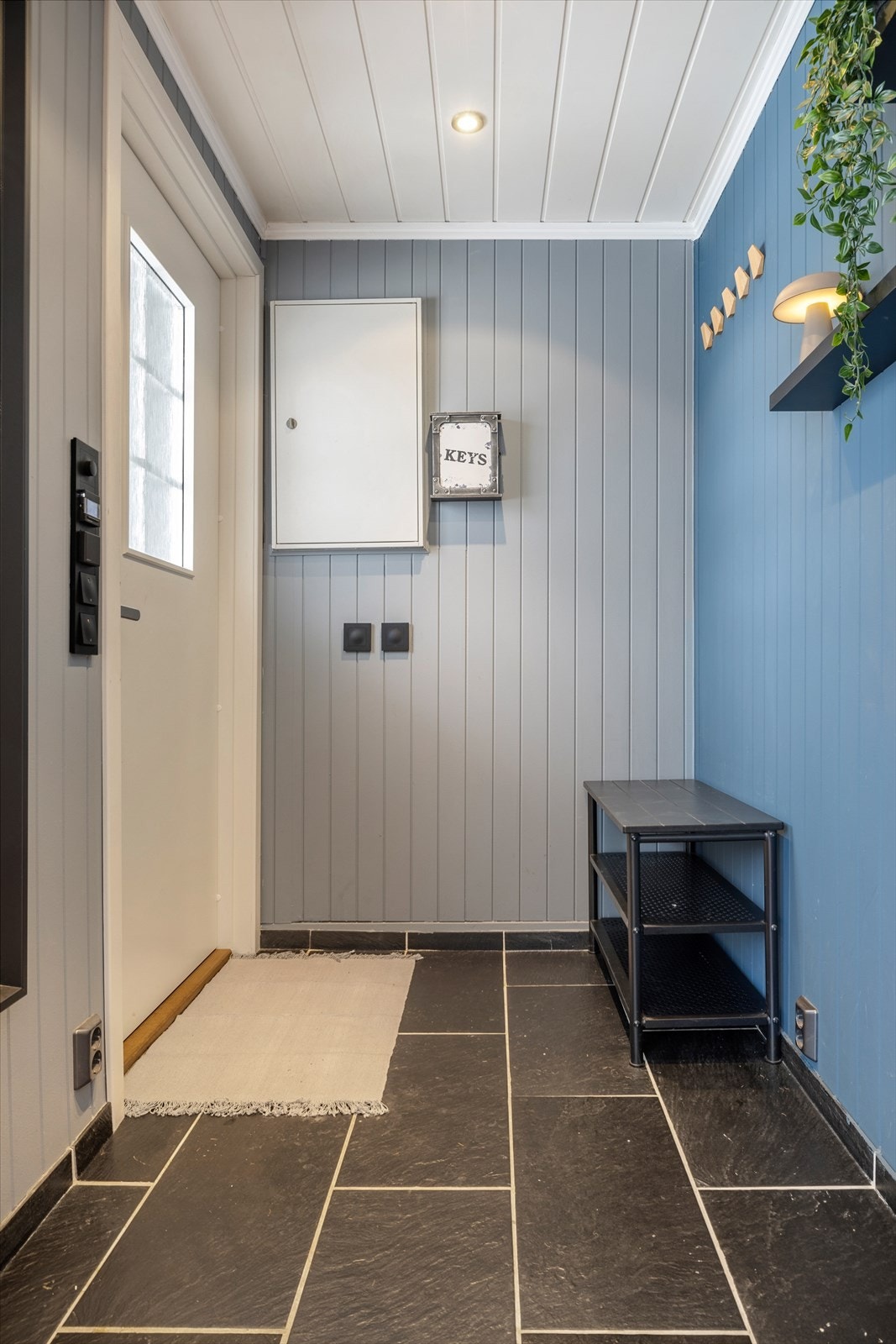 Du ønskes velkommen inn i en romslig entré med flislagt gulv og god plass til oppbevaring med knaggrekke, skohylle og annet møblement etter ønske. Galleribilde