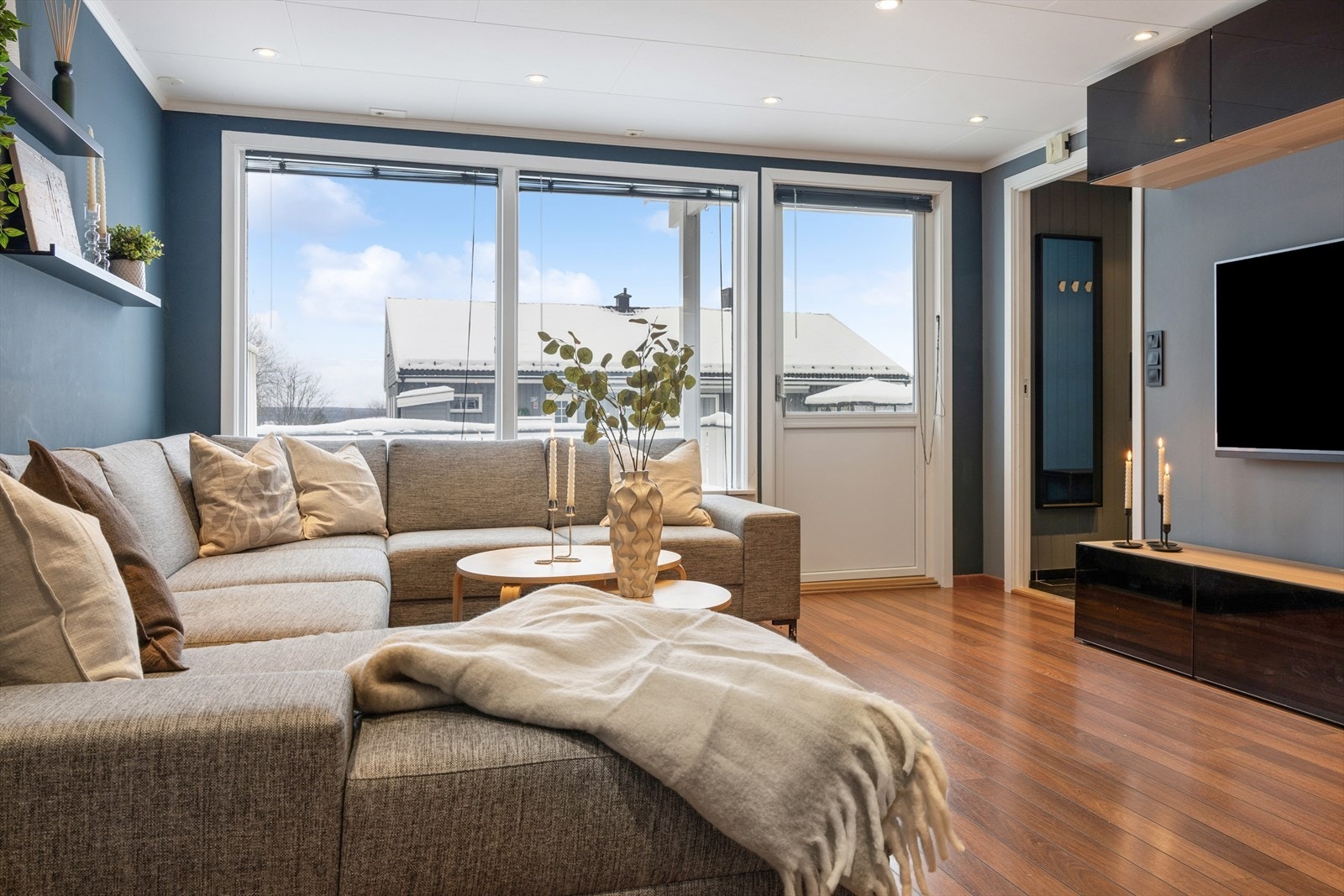 Det er store vindusflater som gir godt med lysinnslipp inn til eliligheten. Galleribilde