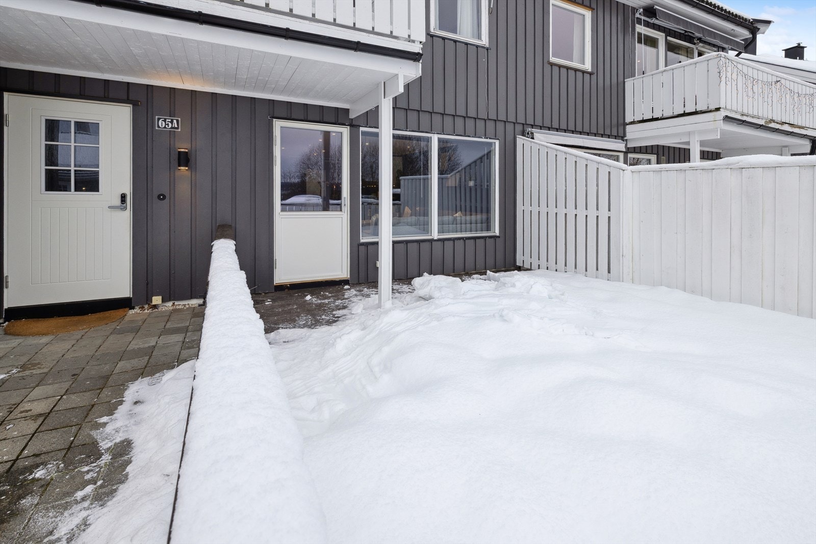 Boligen har flott uteplass som kan nytes sommer som vinter. Galleribilde