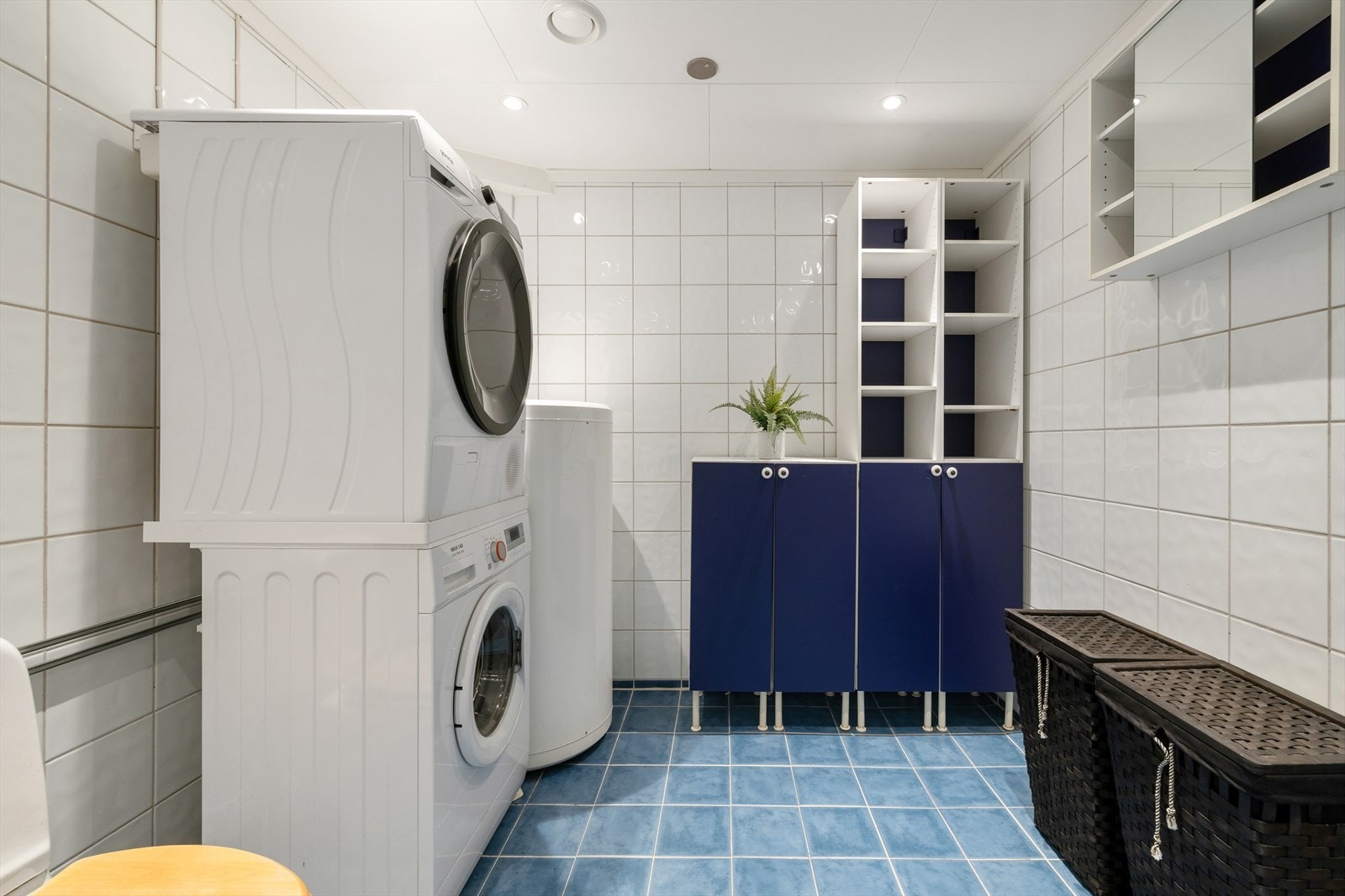 Rommet har også opplegg for vaskemaskin og plass til tørketrommel. Avtrekksventilen for ventilasjon er plassert i himling. Galleribilde