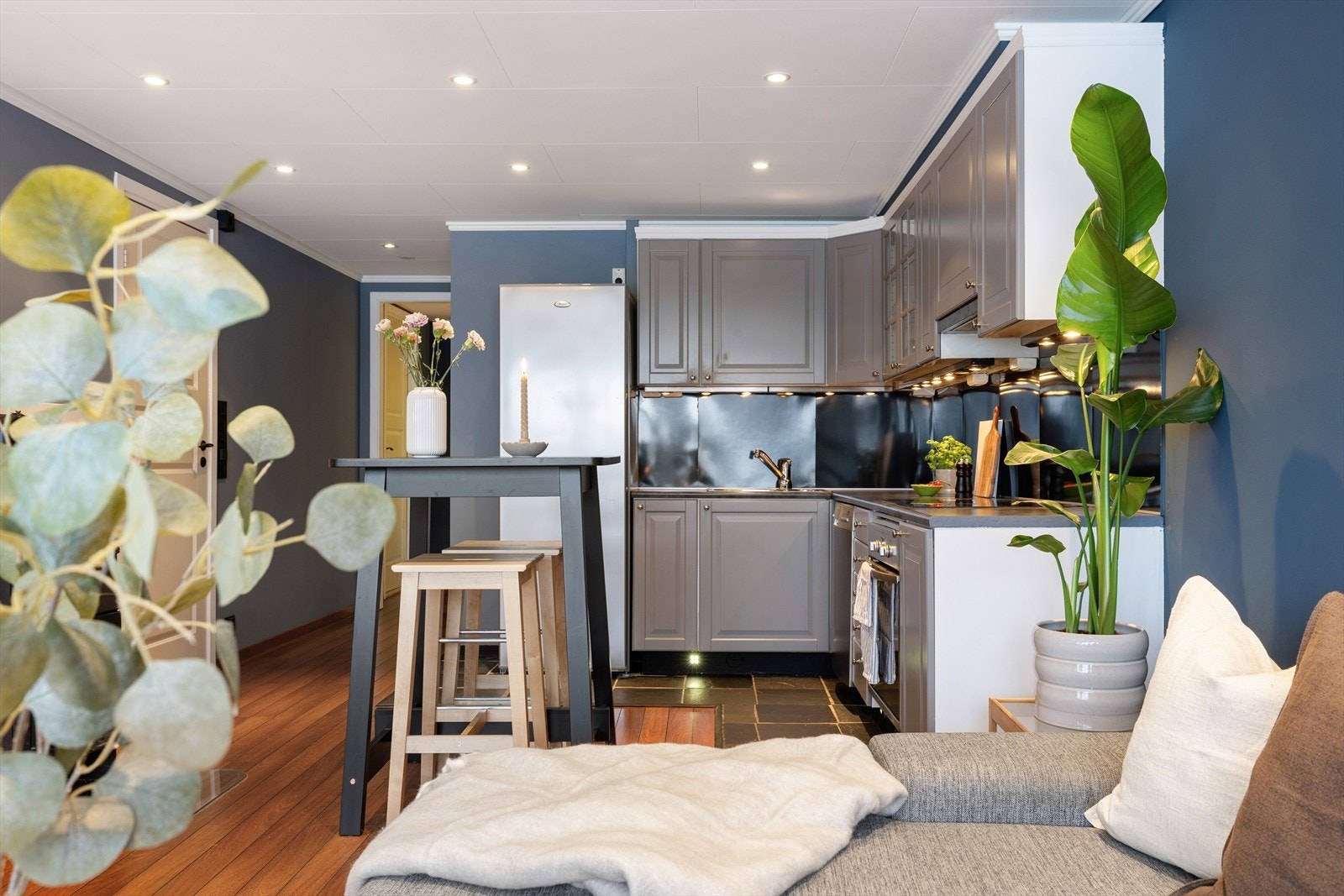 Stue og kjøkken i åpenløsning med plass til møblement etter ønske. God plass til sittegruppe og spisebord. Galleribilde