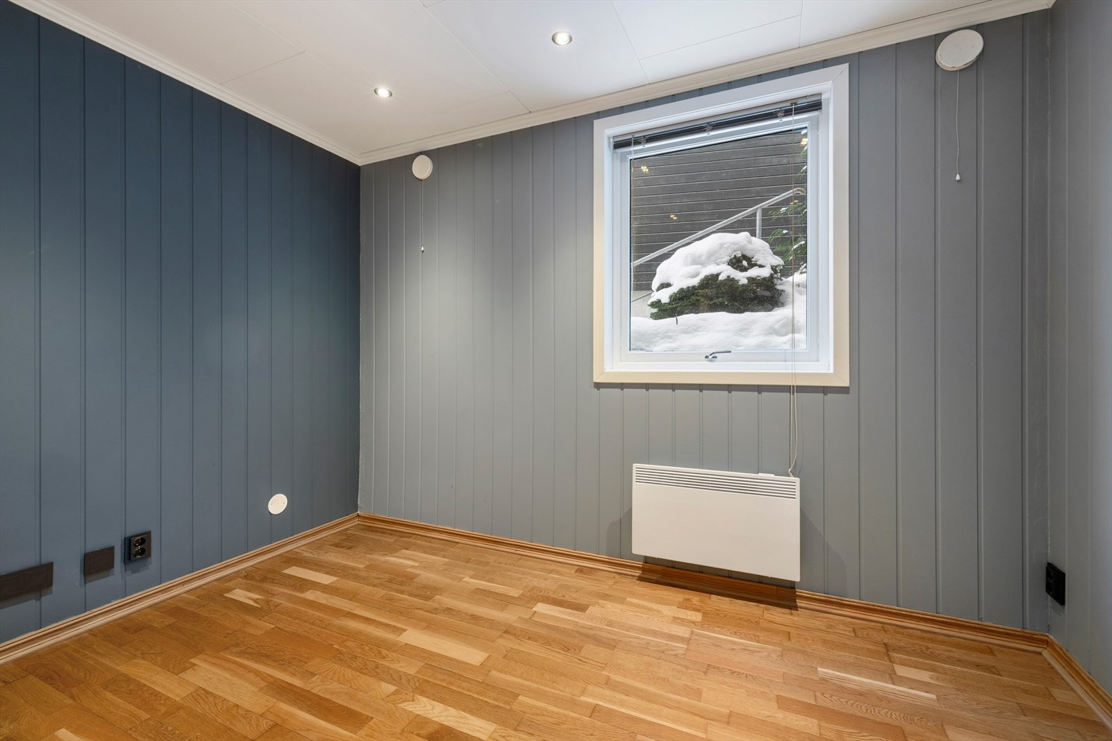 Soverom 2 som passer perfekt som barnerom og kontor. Her er det god plass til møblering passende til ønsket bruk. Galleribilde