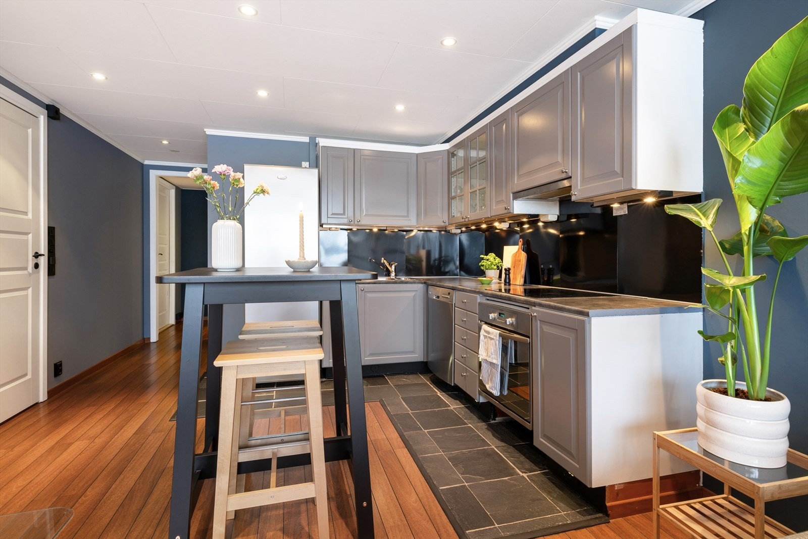 Der benkeplate av laminat med 1.1/2 oppvaskkum med ett-greps kran. Det er benkeskapsbelysning for godt arbeidslys og stikkontakter under overskapene for praktisk bruk. Galleribilde