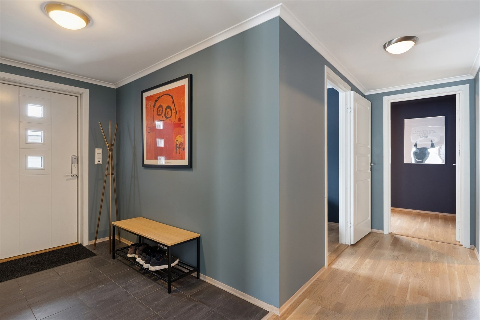 Entré med flislagt gulv og adkomst til øvrige rom Galleribilde