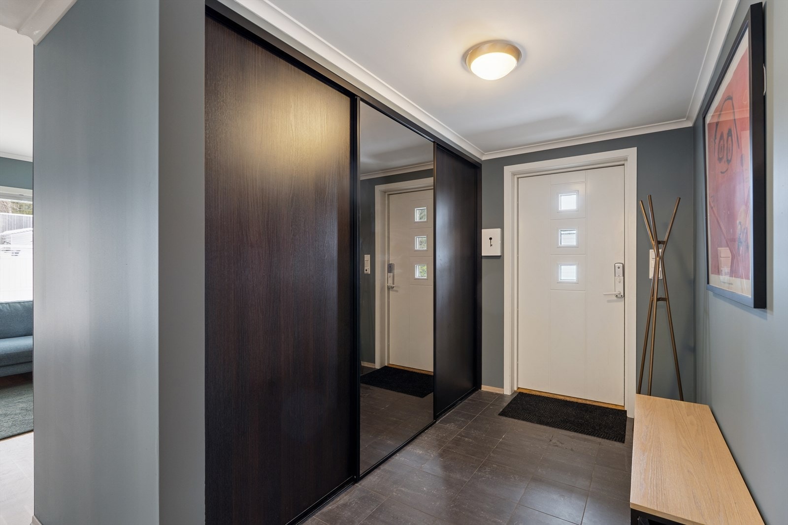 I entréen har du skyvedørsgarderobe med god oppbevaringsplass Galleribilde