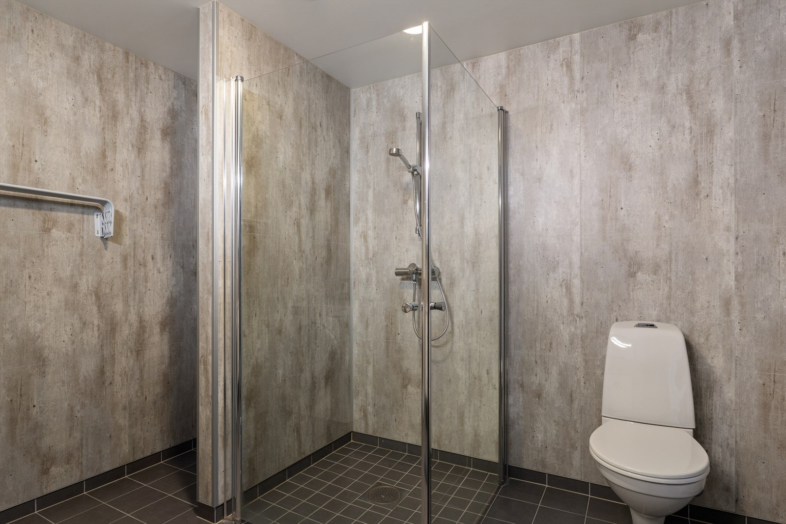 Badet er oppført med gulvvarme, fliser og baderoms plater. Galleribilde