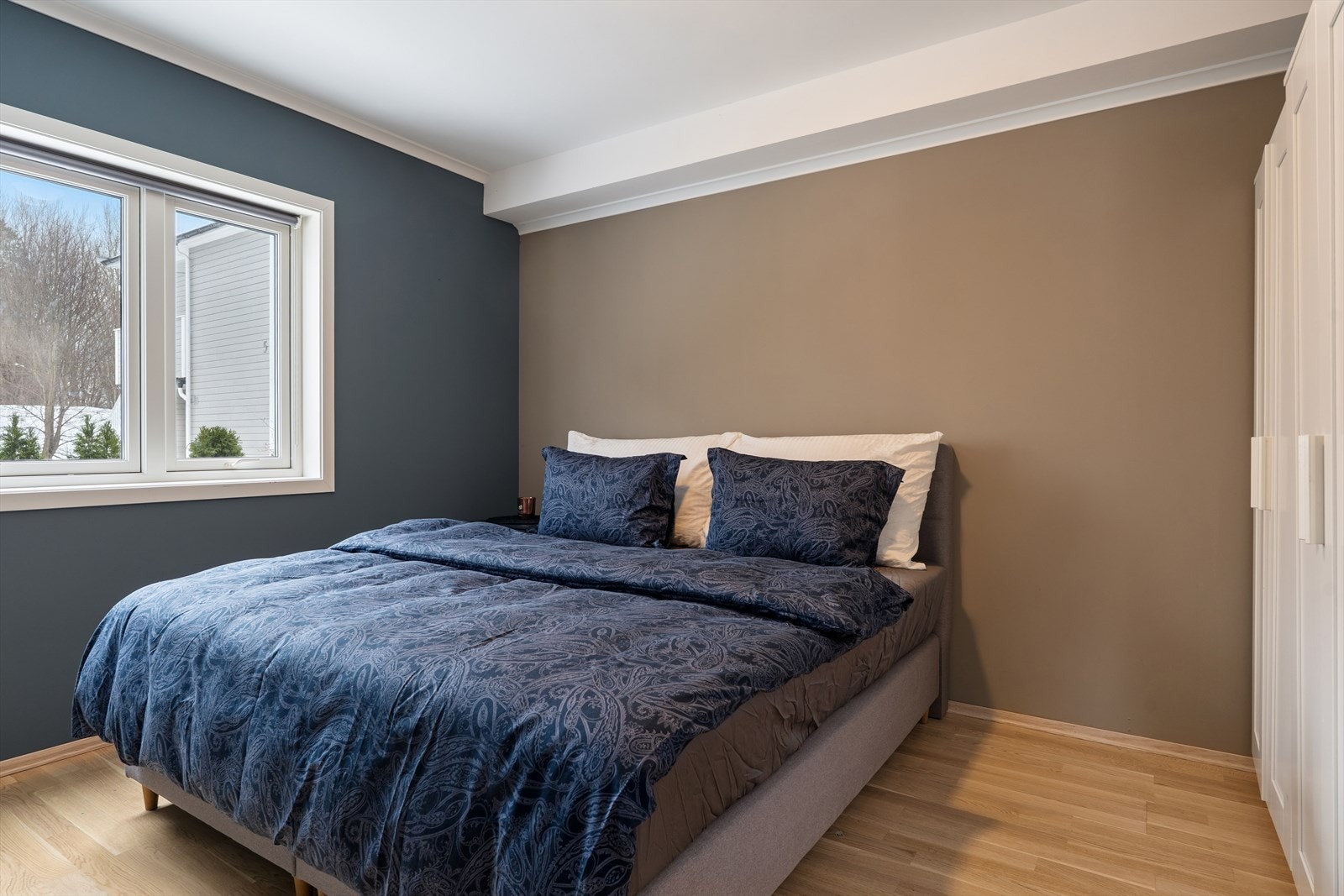 Hovedsoverommet er av god størrelse, her er det plass til ønsket møblement. Galleribilde