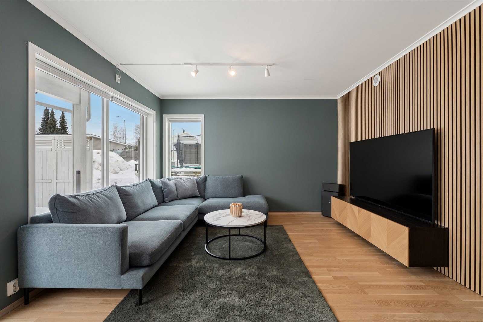 Stuen har store vindusflater som slipper inn rikelig med lys Galleribilde