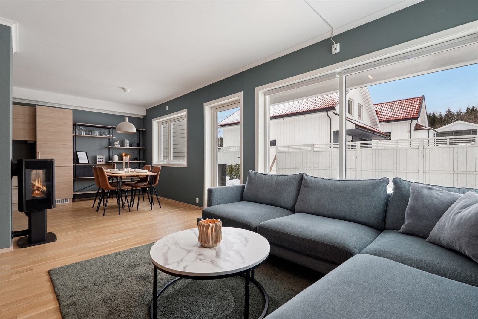 Delvis åpen løsning mellom stue og kjøkken. Galleribilde