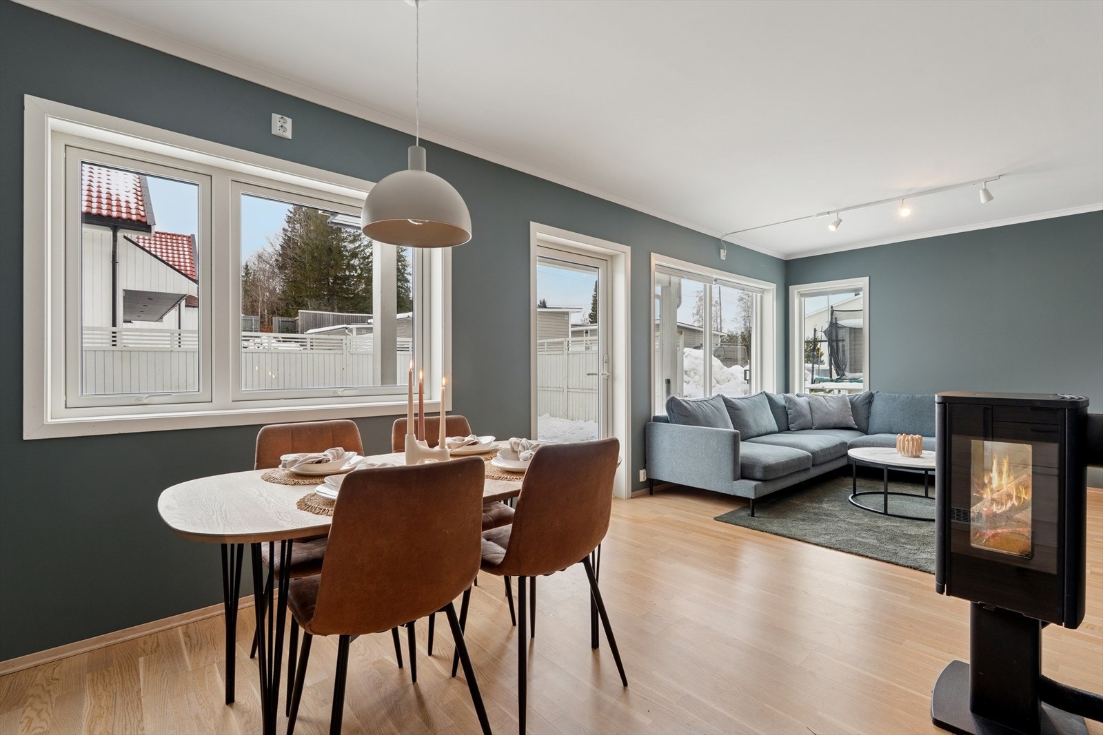 Fra stuen har ut utgang til uteområdet. Galleribilde