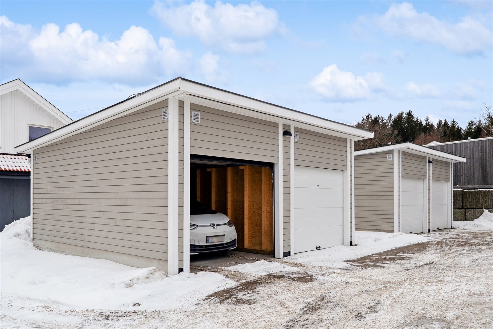 Boligen disponerer egen garasje. Galleribilde