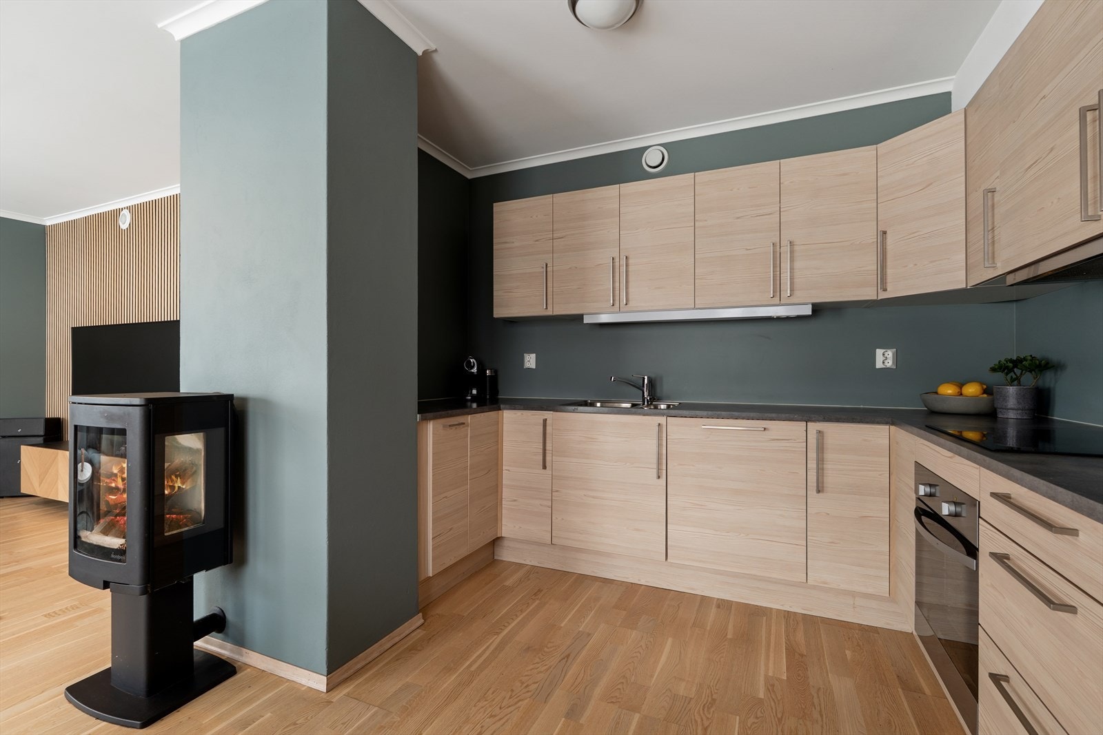 Det er integrerte hvitevarer på kjøkkenet. Galleribilde