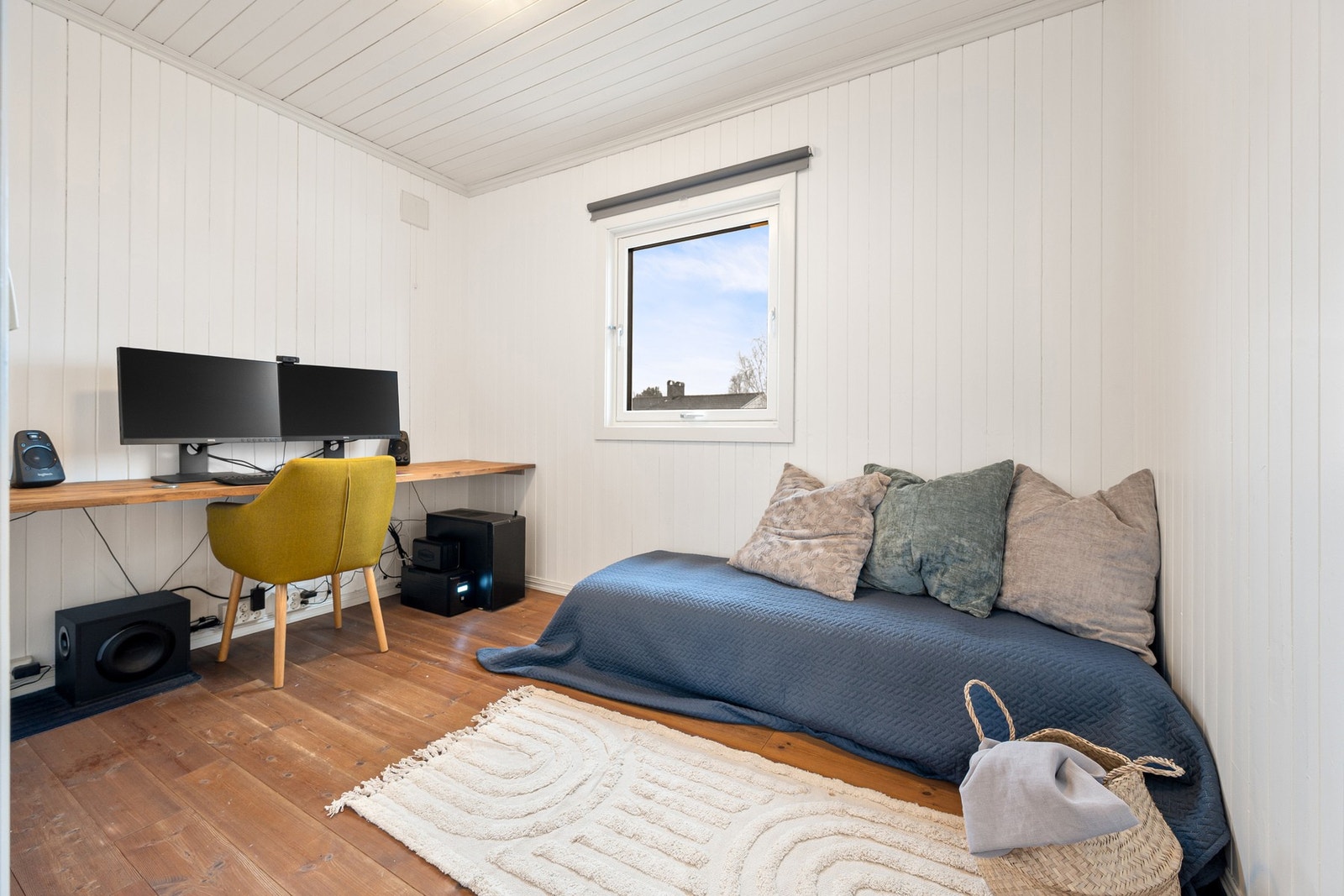 Soverom 3 måler 7,8 kvadratmeter og er i dag innredet som kontor. Rommet har mange bruksalternativer. Galleribilde