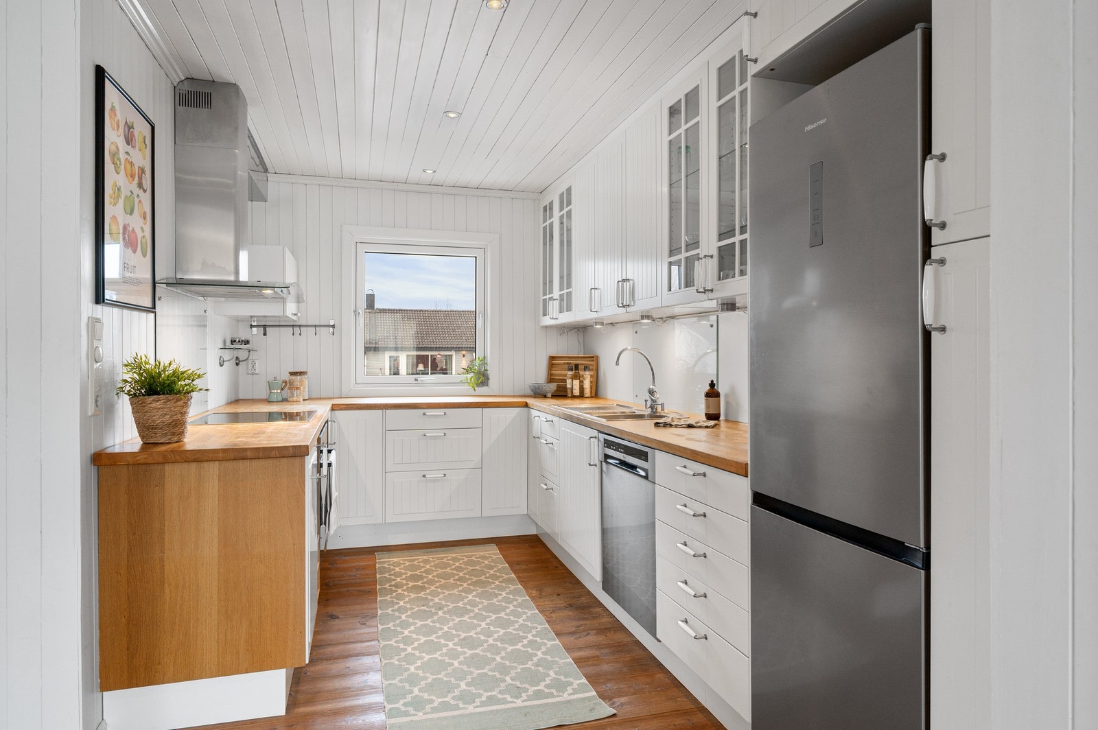 Lyst, stilrent kjøkken. Store benkeflater, og rikelig med skapplass Galleribilde