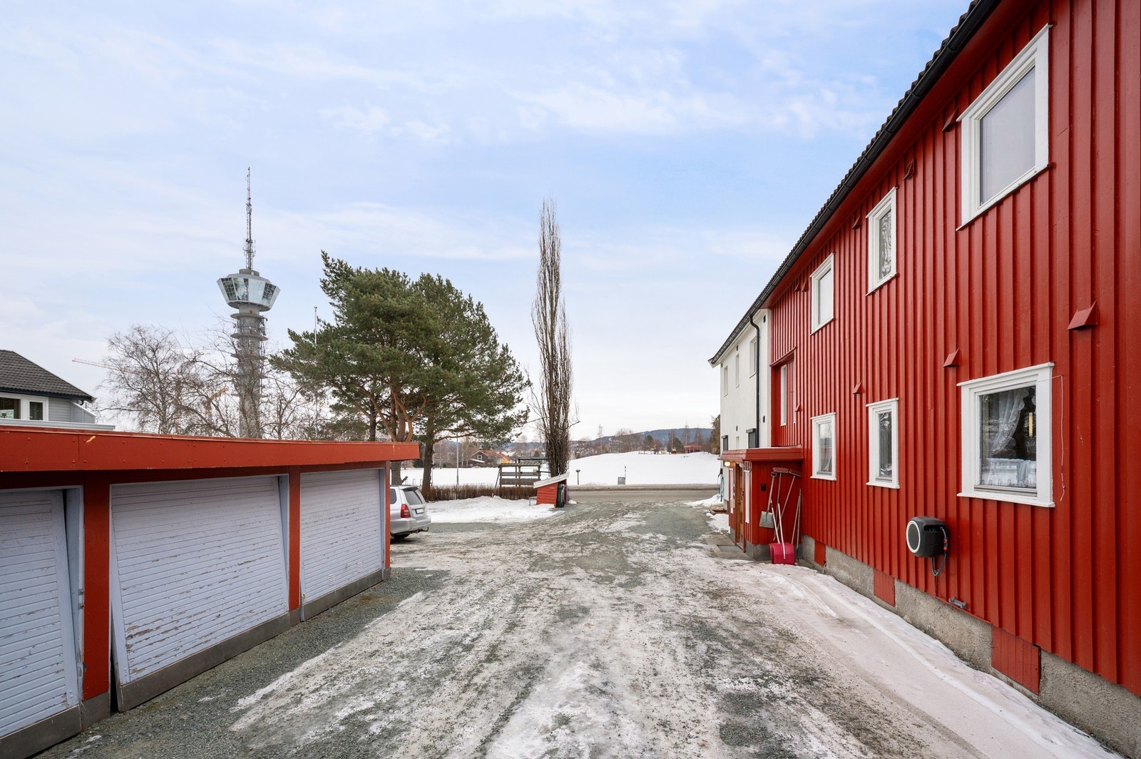 Leiligheten har egen garasjeplass. Taktekking på boligen ble skiftet i 2003. Galleribilde