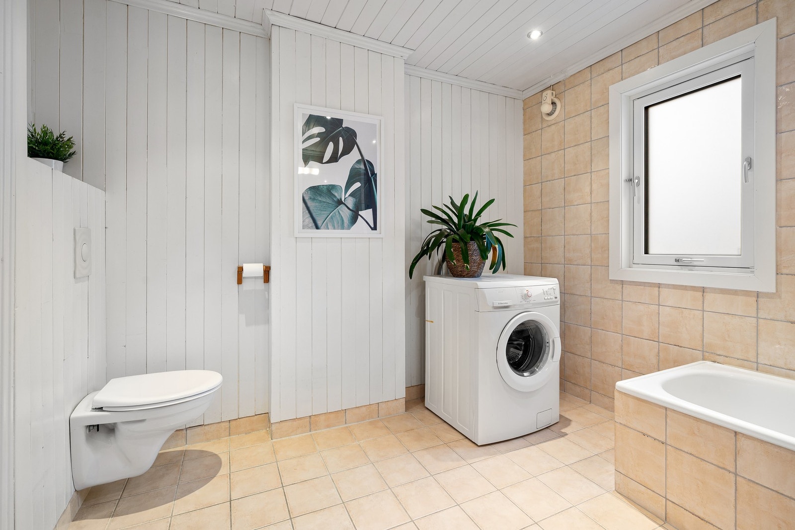 Badet er utstyrt med opplegg for vaskemaskin, og kloakkrør ble utskiftet i 2023. Galleribilde