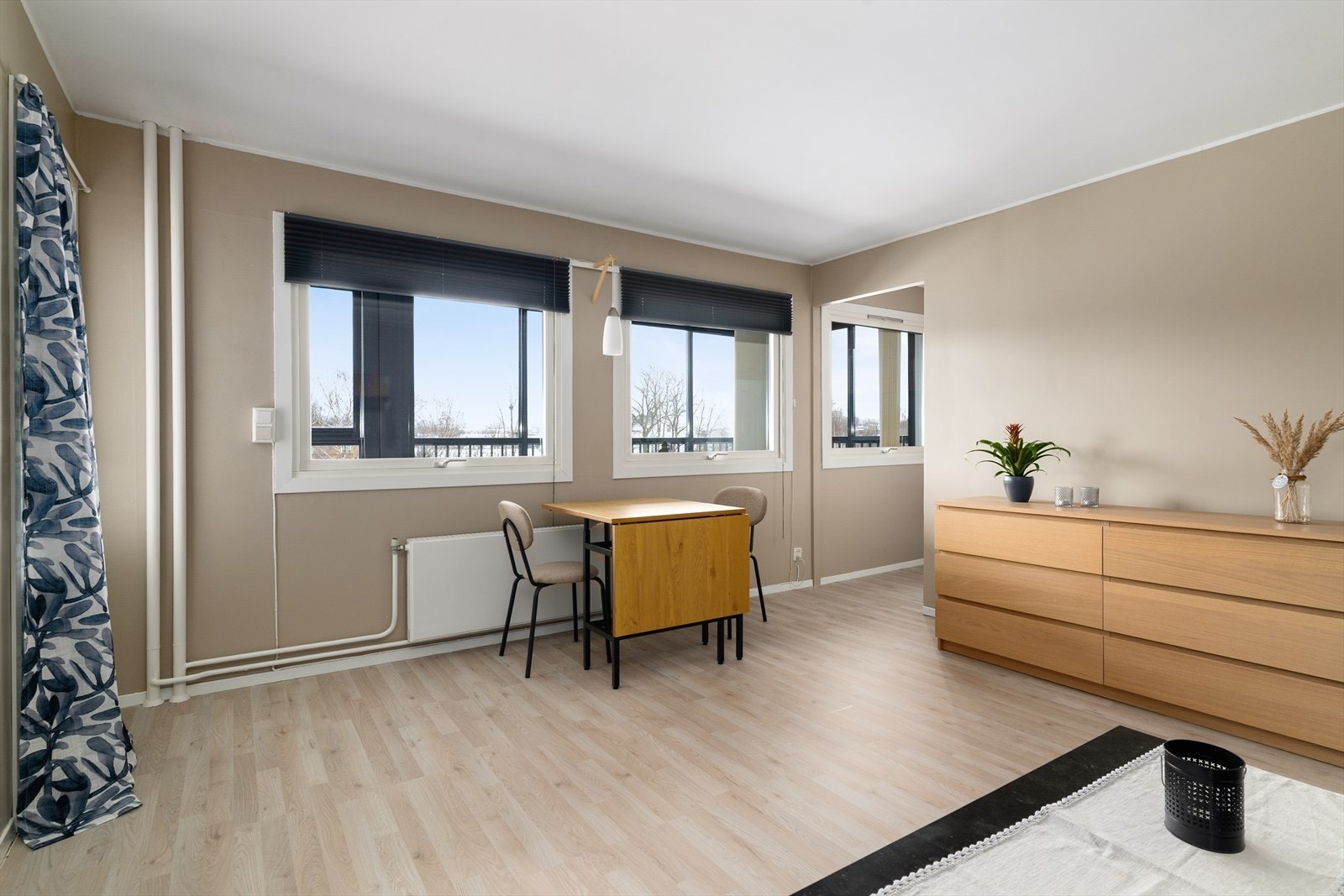 Leiligheten har en lys og fin stue med gode vindusflater som tilfører stuen godt med naturlig lys. Galleribilde