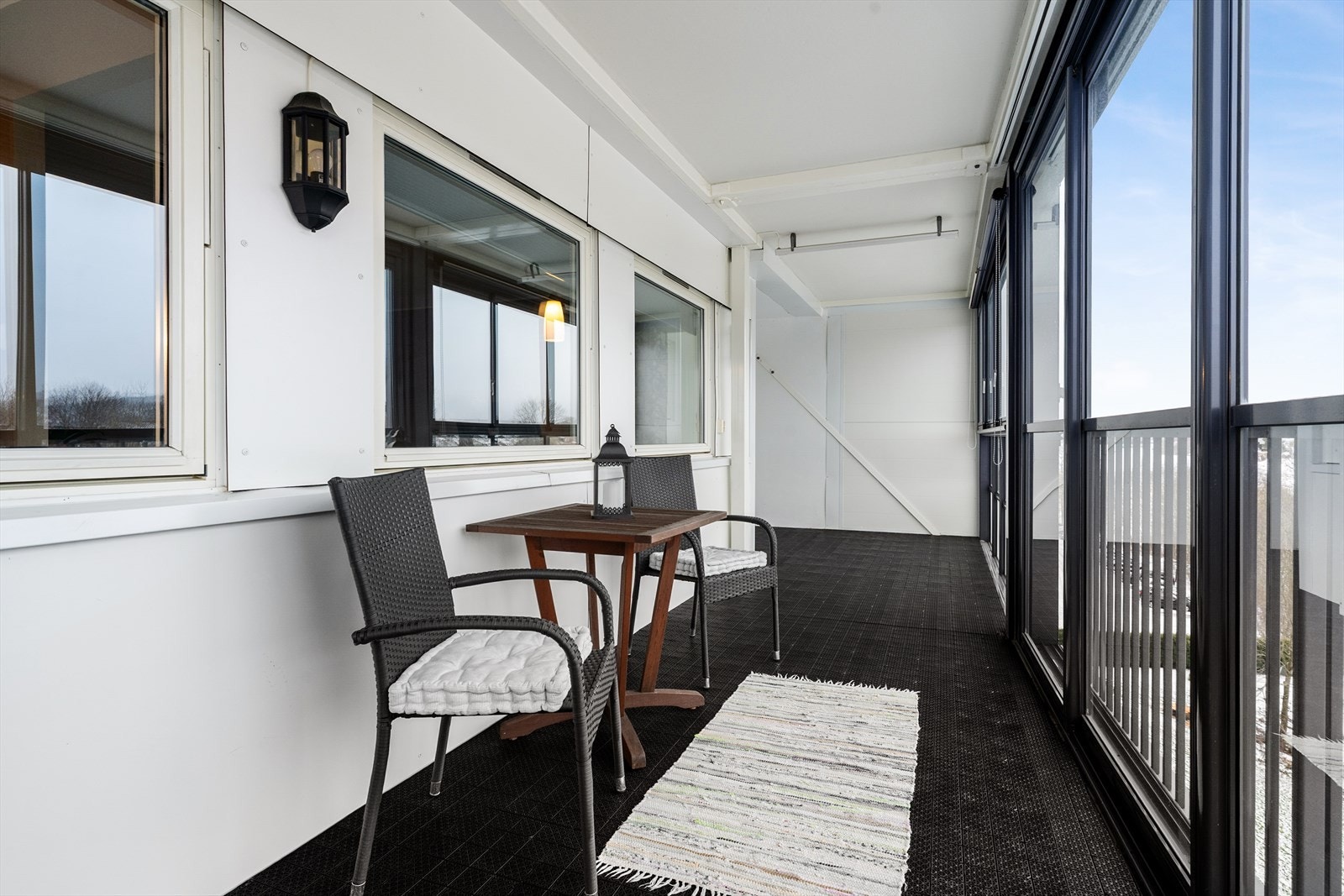 Det er montert en varmelampe i tak. Galleribilde