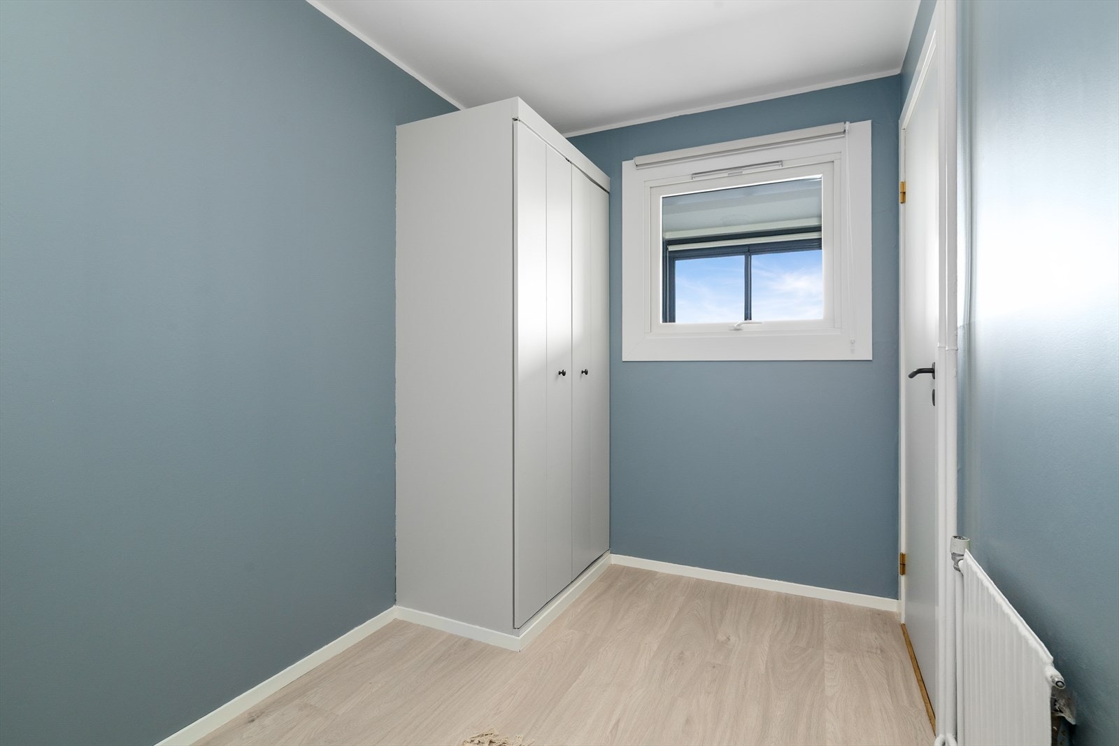 Lunt og koselig soverom med garderobe. Soverommet har fin plass til sengemøblement. Galleribilde