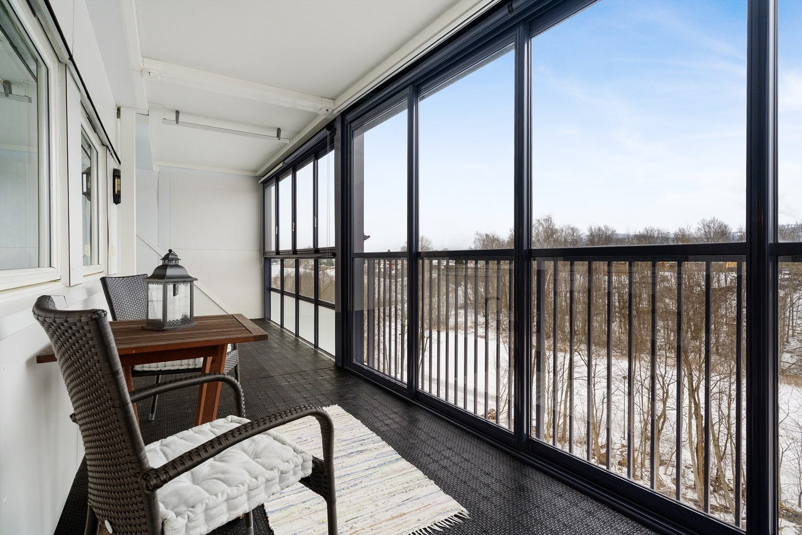 På balkongen er det stedvis vinduer som kan åpnes etter egne ønsker med solskjerming etter behov. Galleribilde