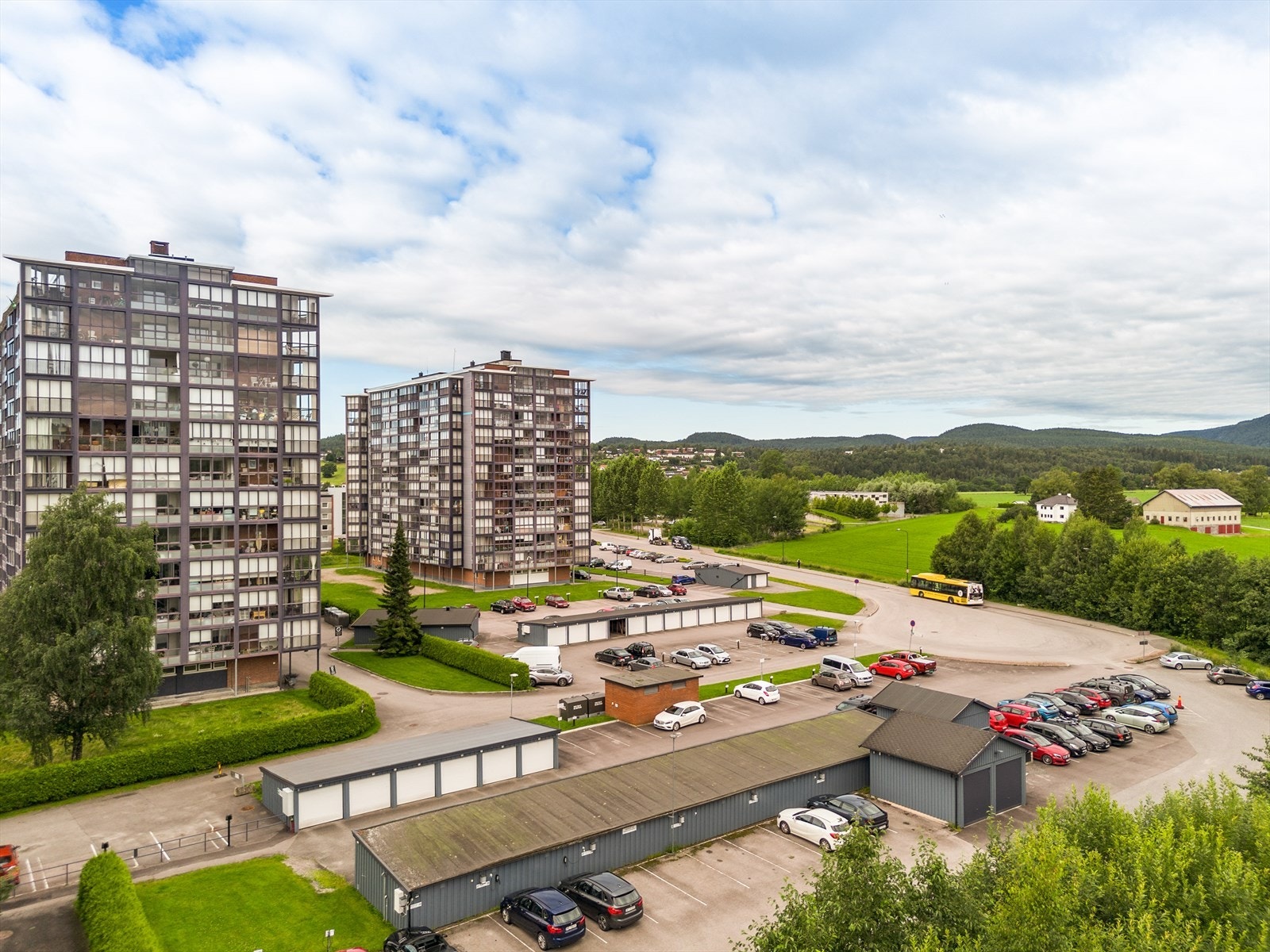 På borettslagets tomt er det asfalterte gangveier og felles biloppstillingsplass. Galleribilde